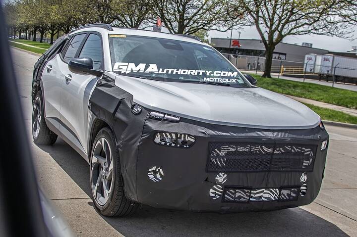 imgi462027-Chevrolet-Trax-Refresh-Prototype-Spy-Shots-newcarscoops-Exterior-001-front-three-quarters