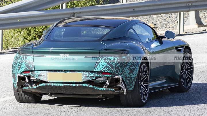 Cazado el próximo DB12 AMR en pruebas, esta mula de Aston Martin deja claro que habrá más de 700 CV 16