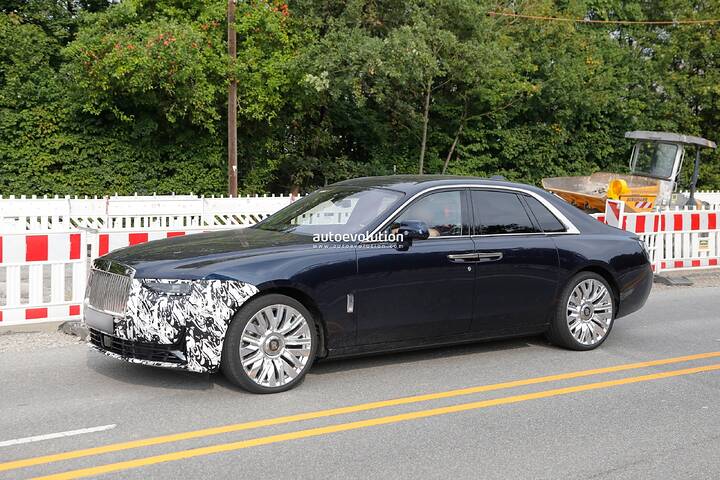 2026-rolls-royce-ghost-spied-with-new-face-luxury-sedan-looks-sad_4