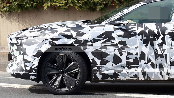 Following the Mazda6e comes a new SUV, the electric Mazda CX-6e has been spotted in Europe 15