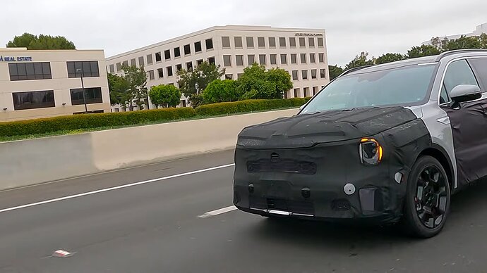 2024 Kia Sorento Facelift test prototype with new face 1-20 screenshot