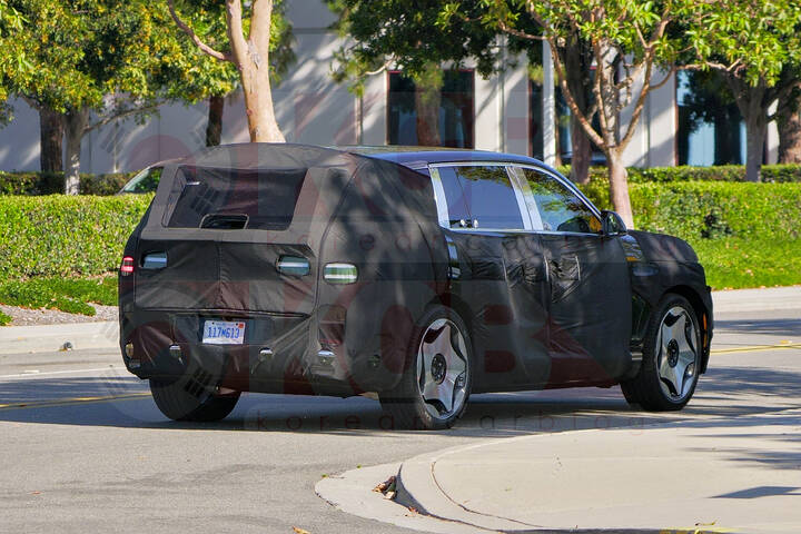 2027-us-spec-genesis-gv90-coach-door-newcarscoops- 0001