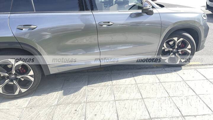 skoda-kodiaq-rs-mhev-fotos-espia-2027 Skoda Kodiaq RS_newcarscoops_3