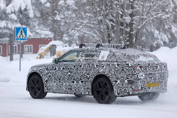 2027-range-rover-velar-electric-spotted-newcarscoops-0027