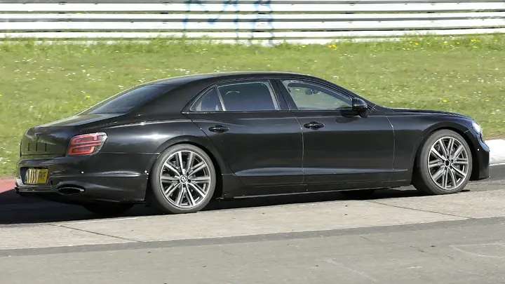 Bentley Flying Spur spied 05-newcarscoops