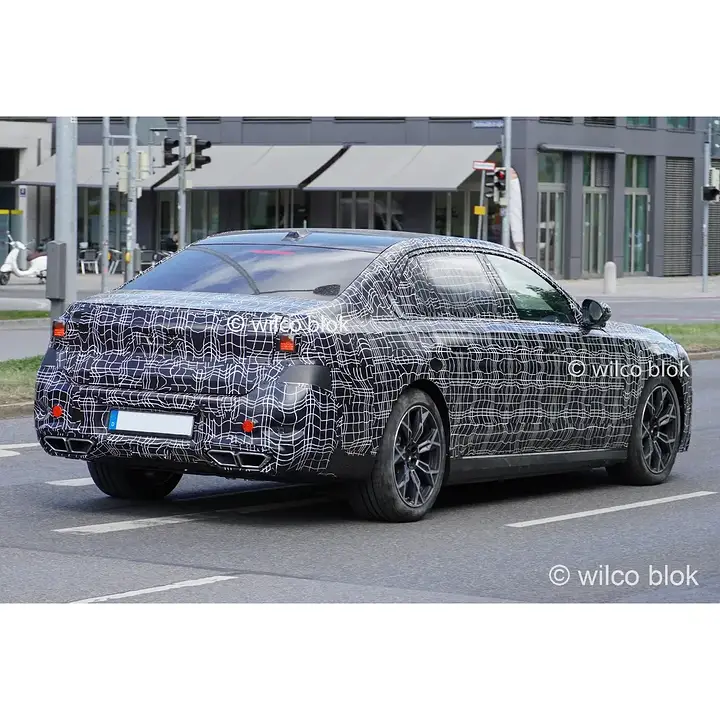 BMW 7 Series facelift spied with redesigned front, updated taillights and new interior with iDrive X!#bmw #7series #lci #7er #bmw7series #prototype #erlkönig #spyshot #carspy #Germany #luxury #limousine #erwischt #freudeamfahren (3)