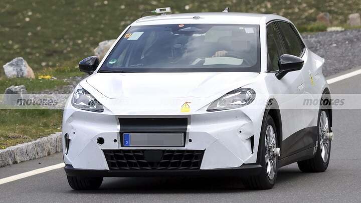 El nuevo CUPRA Raval calienta motores en los Alpes, el eléctrico español reaparece y deja ver nuevos detalles 0