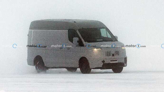new-renault-master-first-spy-photo (1)