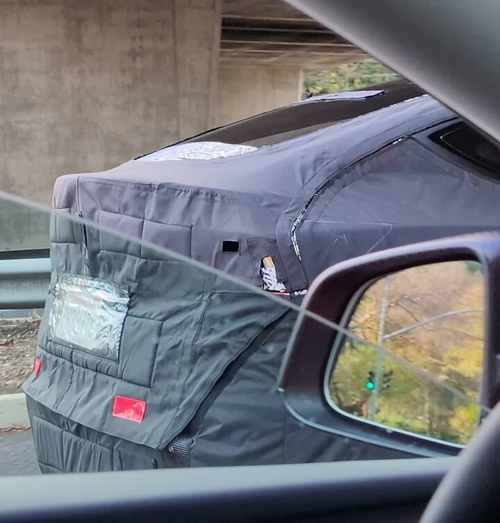 tesla-model-y-juniper-spotted-for-the-first-time-in-performance-trim-has-highland-vibes_1