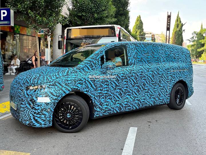 imgi_39_2027-mercedes-benz-vle-full-electric-passenger-van-spied-flaunting-rear-wheel-steering_3