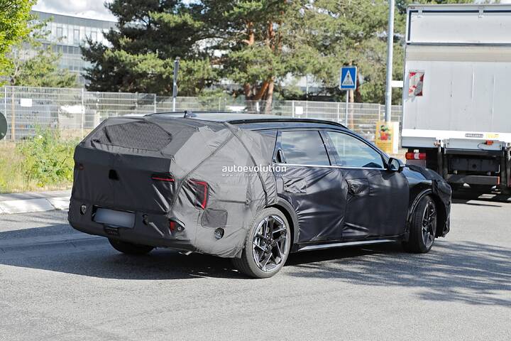 first-ever-kia-k4-wagon-spied-as-the-proceed-s-replacement_19