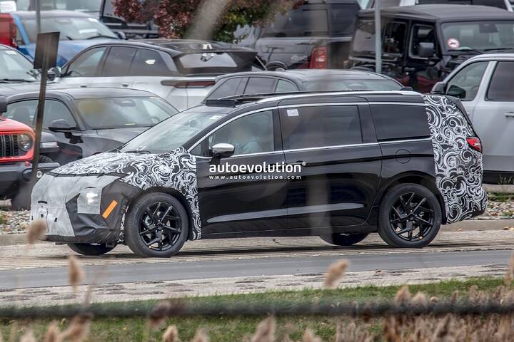 imgi_41_2027-chrysler-pacifica-spotted-with-halcyon-cues-to-capitalize-on-the-minivan-resurgence_5