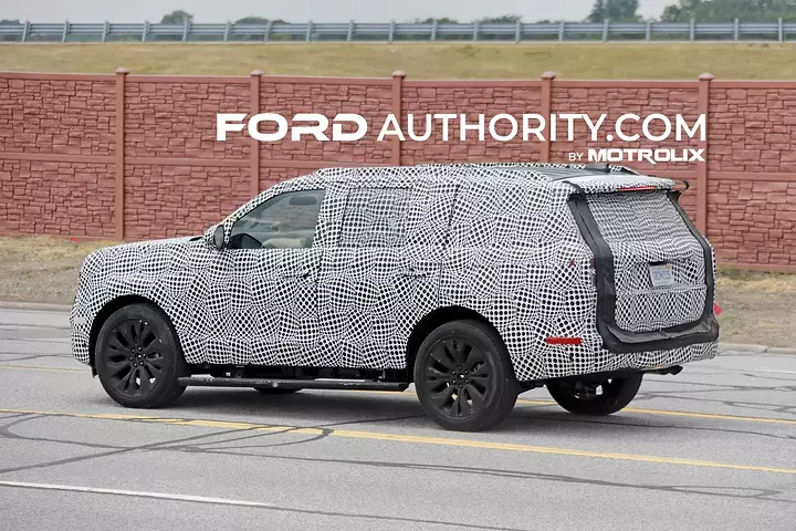 2025-Ford-Expedition-Refresh-Prototype-Spy-Shots-March-2024-Exterior-003-side-rear-three-quarters