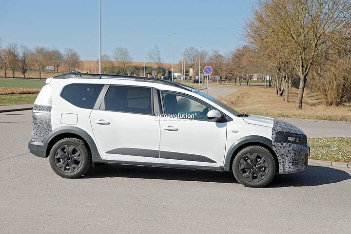 2026-dacia-jogger-facelift-spied-bigster-like-front-makeover_1