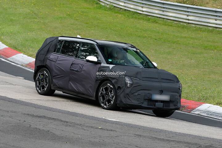 imgi_52_kias-baby-ev-hits-the-nurburgring-in-sporty-guise_9