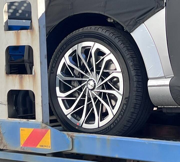 2026 Genesis GV90_thumb-b05b2f477355859ec7d05f8c3e757b32_1767837833_7995_950x858