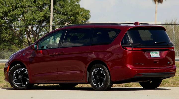 2027-chrysler-pacifica-s-second-refresh-gets-rendered-with-modern-cues-inside-and-outside_2