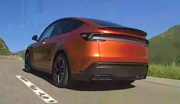tesla model Y0002