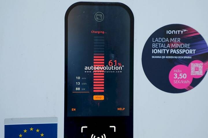 imgi_62_hyundai-ioniq-3-prototype-caught-charging-in-the-cold-shows-mild-manners-thumbnail_14