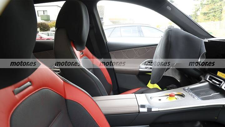 imgi_26_mercedes-glc-eq-amg-interior-fotos-espia-2026-2025110865-1762244035_12