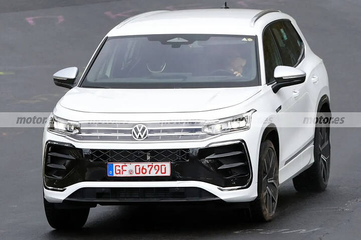 Formerly black and now white, the 'future' Volkswagen Tiguan Allspace demonstrates its power in new tests at the Nürburgring1