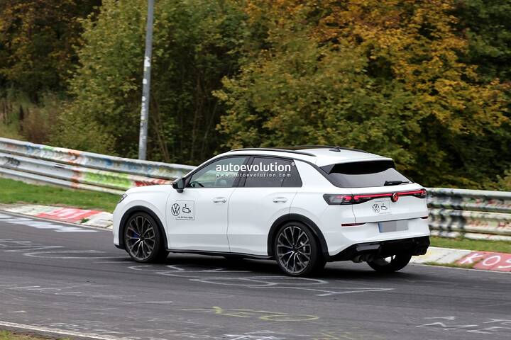 2027-volkswagen-t-roc-r-drops-camo-at-the-nurburgring-looks-ready-for-unveiling_7