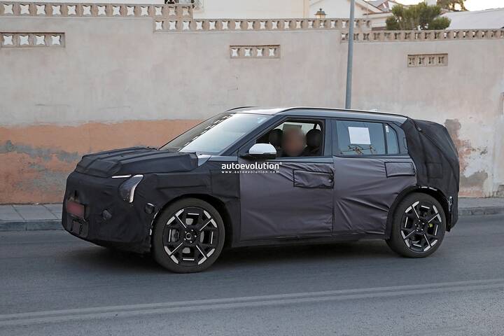 2026-kia-ev3-gt-spied-with-lime-green-brake-calipers_11