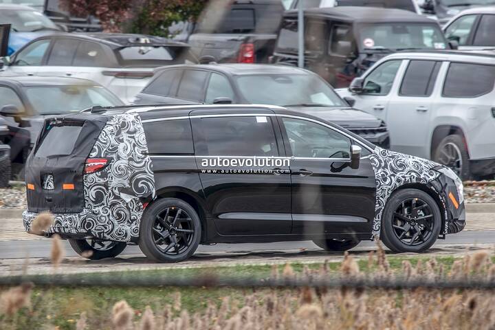 imgi_47_2027-chrysler-pacifica-spotted-with-halcyon-cues-to-capitalize-on-the-minivan-resurgence_11