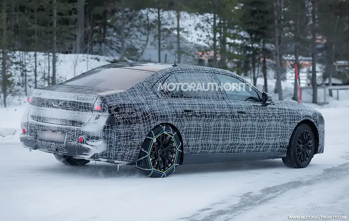 2027 BMW 7-Series facelift spy shots - Photo via Baldauf