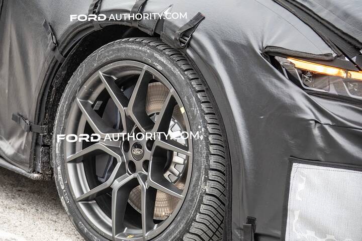 imgi_64_2026-Ford-Mustang-Shelby-GT500-Cobra-Convertible-Prototype-Spy-Shots-December-2026-Exterior-013