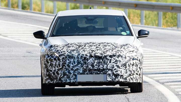 Cazado el nuevo Peugeot 308, descubre la renovación que desafía al Golf en estas fotos espía 7