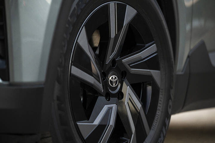 2026_Toyota_C-HR_SE_Overcast_012_NR