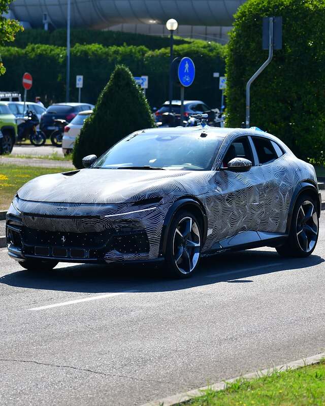 I caught this fully camouflaged Purosangue last week in front of the Ferrari factory in Maranell (1)