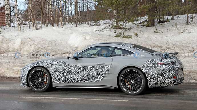 2024-mercedes-amg-gt-s-e-performance-side-view-spy-photo (3)
