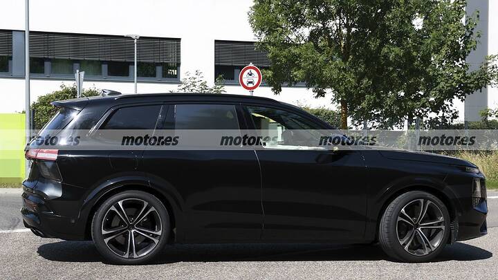 The new 2026 Audi SQ7 shows off its new camouflage in these spy photos, its debut is getting closer.