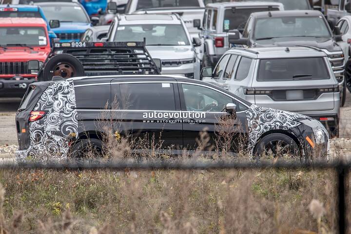 imgi_45_2027-chrysler-pacifica-spotted-with-halcyon-cues-to-capitalize-on-the-minivan-resurgence_9
