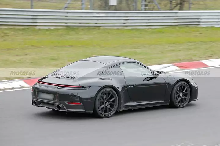 porsche-911-facelift-2024-fotos-espia-nurburgring-2024101745-1714068764_6