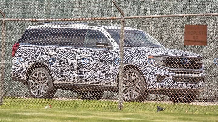 2025-ford-expedition-front-view-spy-photo (1)