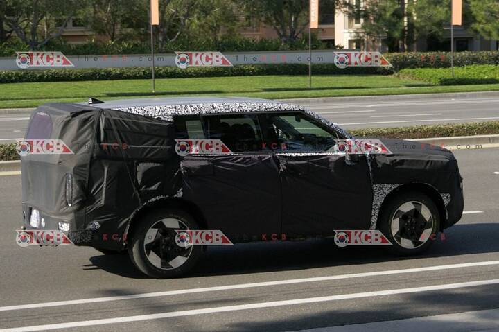 thumb-2027 Hyundai Santa Fe Facelift_newcarscoops_5944_950x633