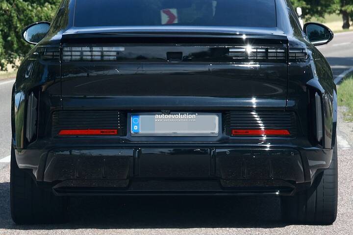 imgi_57_2027-porsche-cayenne-coupe-electric-spied-with-strange-looking-rear-vents_17