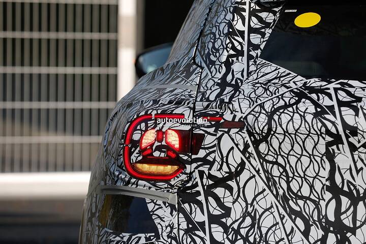 imgi_75_mercedes-next-gen-2027-gla-spied-with-new-details_14