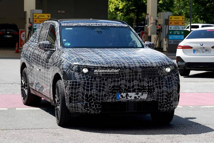 imgi_42_new-2027-bmw-x5-spy-photos-reveal-new-panoramic-display_4