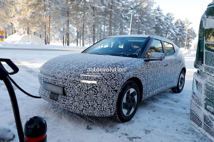 imgi_88_hyundai-ioniq-3-prototype-caught-charging-in-the-cold-shows-mild-manners_11