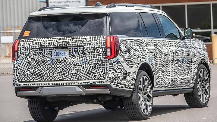 2025-ford-expedition-rear-view-spy-photo (5)