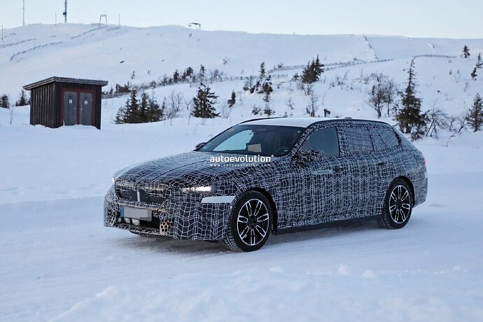 2024-bmw-i5-joining-its-gas-guzzling-brethren-with-electric-power_9