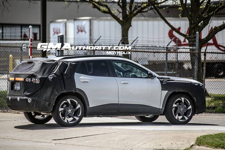 imgi1472027-Chevrolet-Trax-Refresh-Prototype-Spy-Shots-newcarscoops-Exterior-009-side-rear-three-quarters