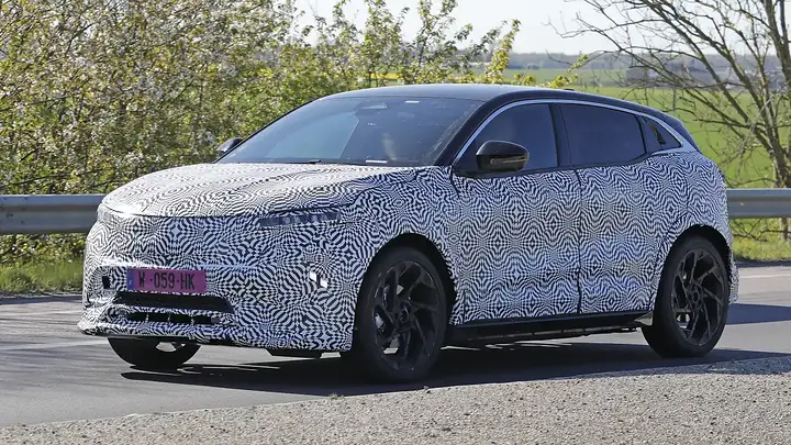 Renault Megane E-Tech Facelift - front 3_4_newcarscoops__z4pseb