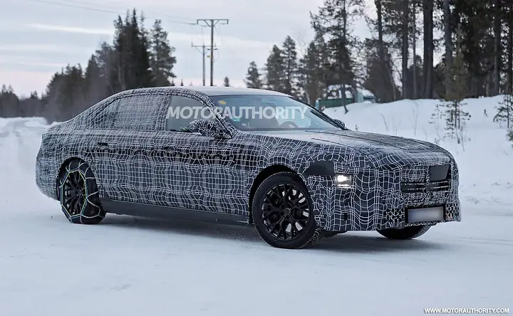 2027 BMW 7-Series facelift spy shots - Photo via Baldauf