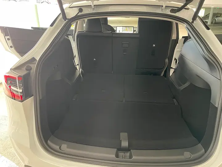 Tesla Model Y L third-row seatsBFD71ECA-06B4-4193-A9C6-89CAF781ED0F.jpeg