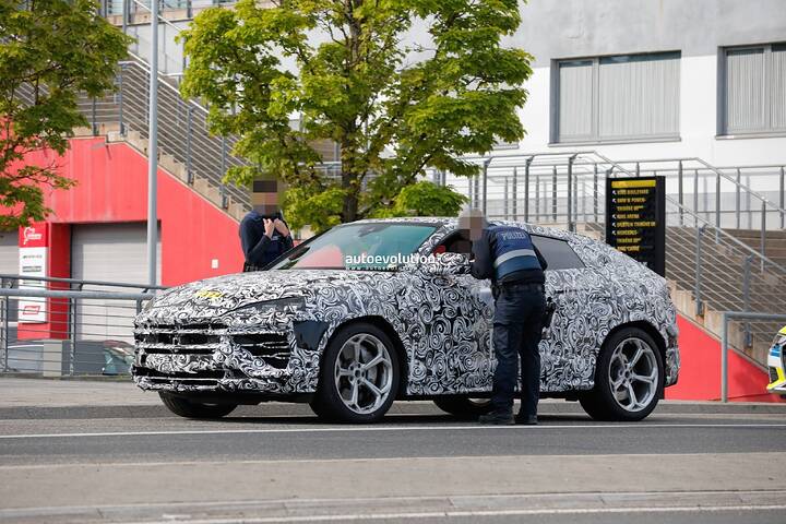 spy-photos-german-police-pulls-over-2025-lamborghini-urus-phev-at-the-nurburgring_8